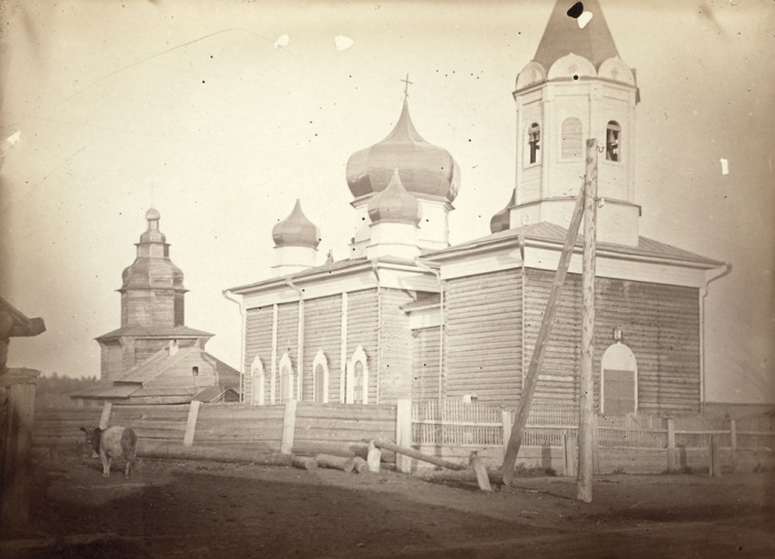 Деревянная церковь в небольшой деревне недалеко от Иркутска.