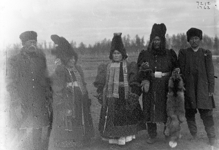 Групповой портрет зажиточных якутов. Россия, Якутия, 1902 год. 