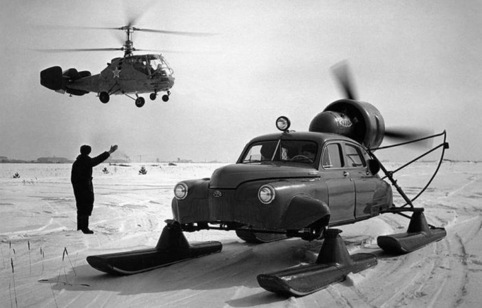 Аэросани Север-2 на базе автомобиля ГАЗ–М–20 и вертолет Ка–15. Тушино, 1959 год.