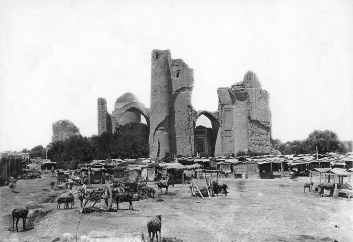 Рисовый базар и разрушенная мечеть в Самарканде.