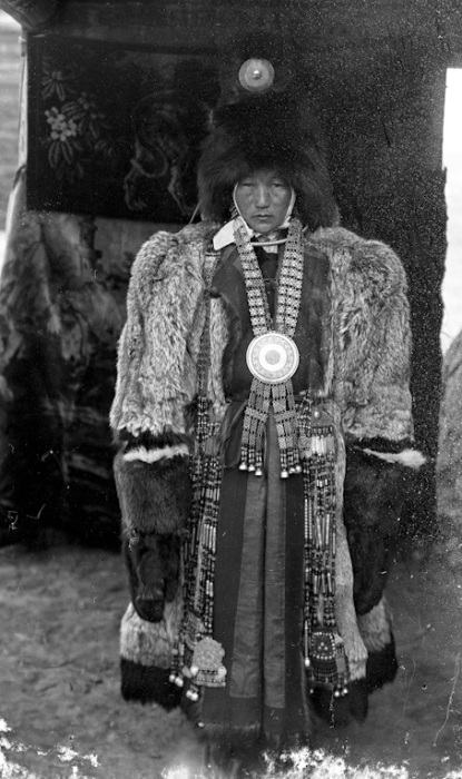 Очень богатая якутка в меховой одежде. Россия, Якутия, 1902 год. 