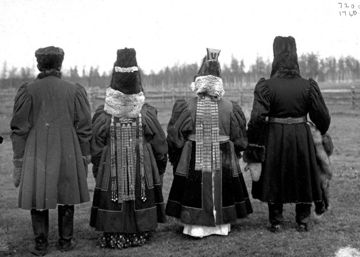 Типично одетые богатые якуты. Россия, Якутия, 1902 год. 