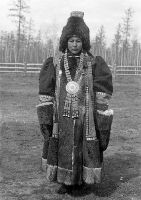 Одежда богатой якутки. Россия, Якутия, 1902 год.
