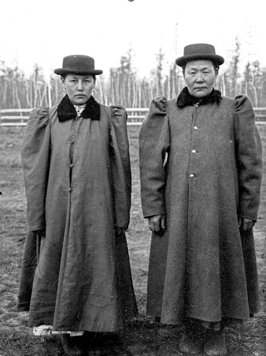 Две якутки в современном платье. Россия, Якутия, 1902 год.
