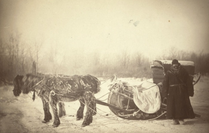 Джордж Кеннан возле сибирских саней в холодное утро.