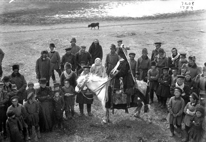 Невеста якутка на коне в группе людей.  Россия, Якутия, 1902 год.