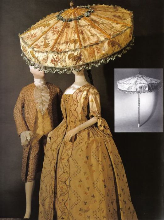 Мужское и женское платья и невероятный «парасоль». 1760-е годы. | Фото: pinterest.com.