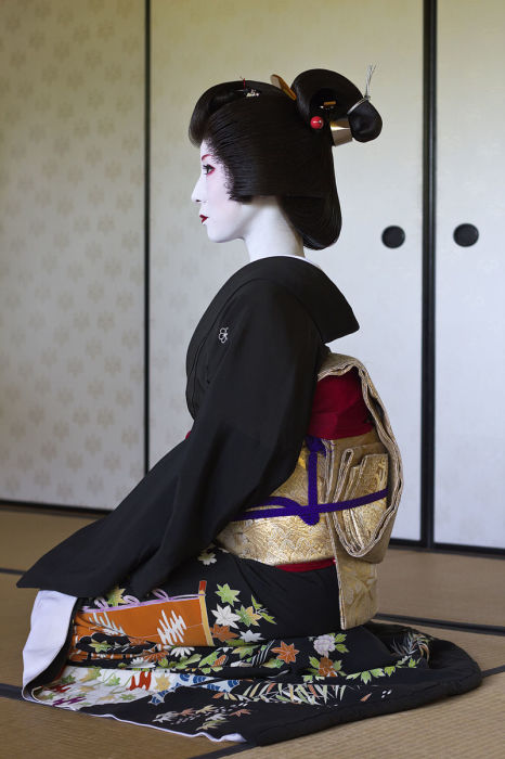 Гейша Кимиха в черном кимоно. | Фото: en.wikipedia.org.