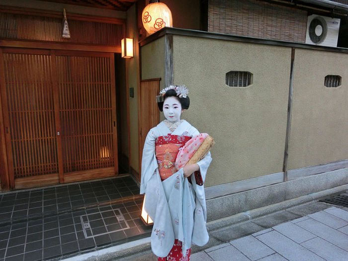 Ученица гейши Тосимомо возле окия - дома, где она живет. | Фото: ru.wikipedia.org.