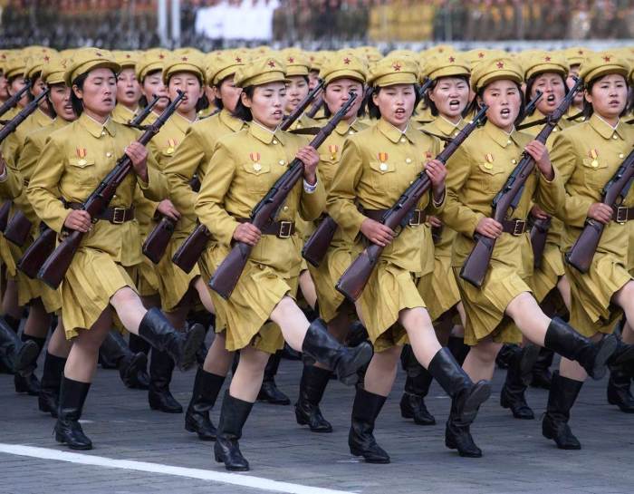 Женщины-военнослужащие на параде в Пхеньяне. | Фото: nbcnews.com.