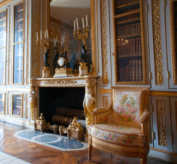 Малые апартаменты и библиотека Людовика XVI. | Фото: fiveminutehistory.com.