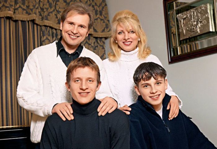 С сыновьями Никитой и Антоном. / Фото: www.seven-days.ru