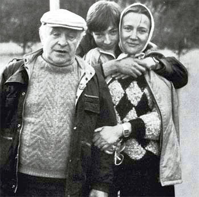 Ролан Быков и Елена Санаева с сыном. / Фото: www.livejournal.com