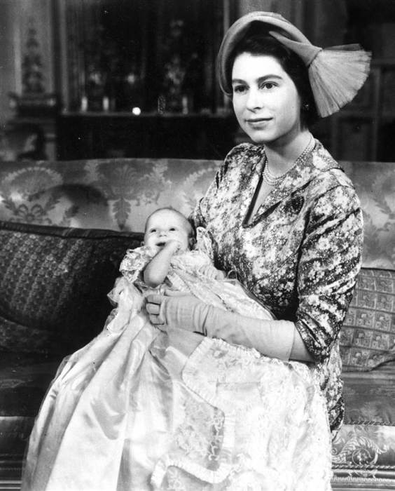 Принцесса Анна на руках у матери в день крестин. Октябрь 1950. / Фото: www.nbcnews.com