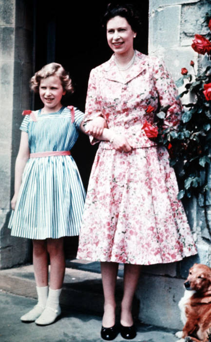 Принцесса Анна с матерью, королевой Великобритании Елизаветой II, 1959. / Фото: www.eonline.com