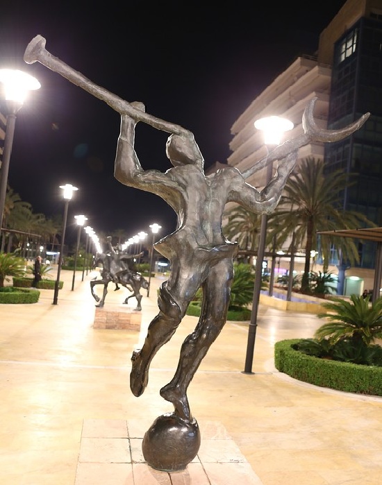 Сюрреалистическая скульптура Сальвадора Дали.  | Фото: lpsphoto.ru.