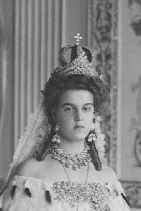 Княжна Мария Павловна в венчальной короне 1908 год. Помимо венчальной короны на голове Марии также находится царская диадема