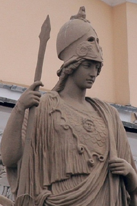Один из самых маленьких сфинксов на шлеме богини мудрости. Скульптура богини - на здании Российской национальной библиотеки на Невского проспекте 