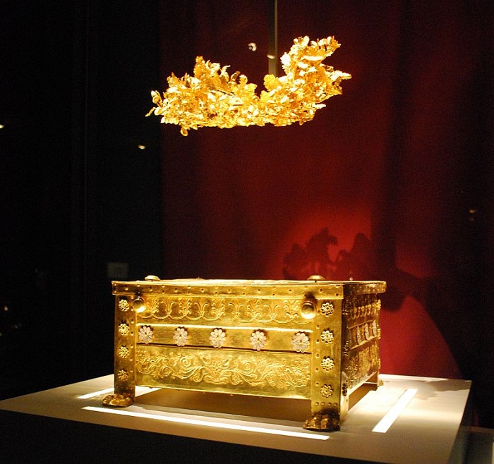 Ларец и погребальный венок Филиппа II, найденные в Вергине
