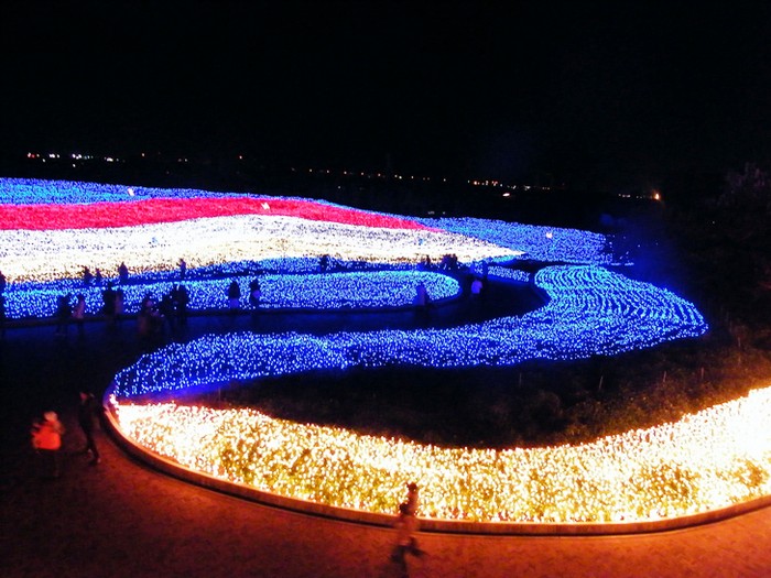 Световое шоу в ботаничестком саду Nabana no Sato в японском городе Кувана