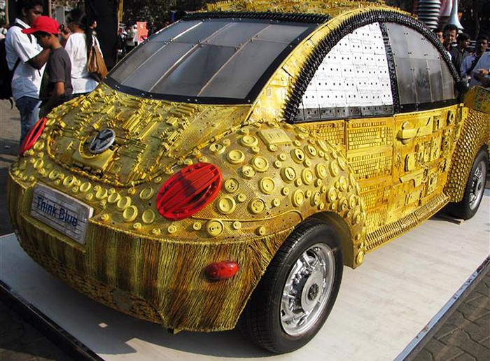 машины золотого цвета 
