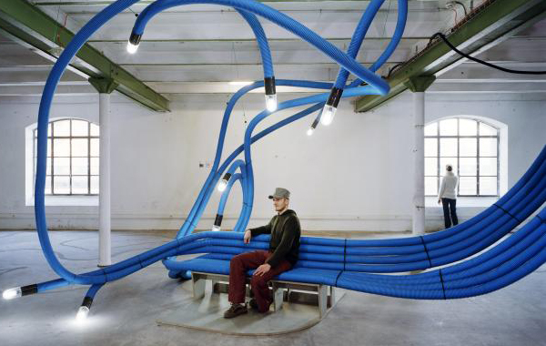 Инсталляции из пластиковых труб от Sebastien Wierinck: интерьеры и мебель