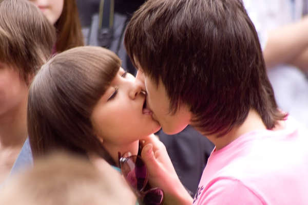 Целующийся город - одна из самых романтичных акций двух столиц