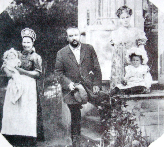 Куприн с семьёй в Гатчине.