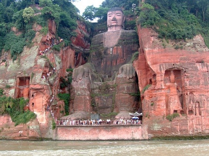 Гигантский Будда в Лэшане, Китай.