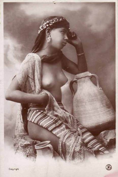 Французская открытка, на которой изображена обнаженная девушка.