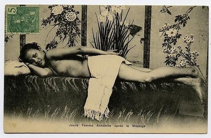 Многие из подобных открыток носили неприкрытый эротический характер и старались подчеркнуть чувственность женщин в колониях.