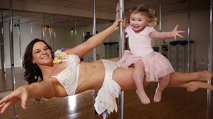 С мамой у шеста. С мамой у шеста.