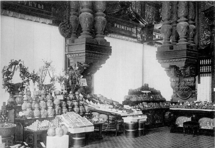 Фруктовый отдел Елисеевского магазина. 1911 год.