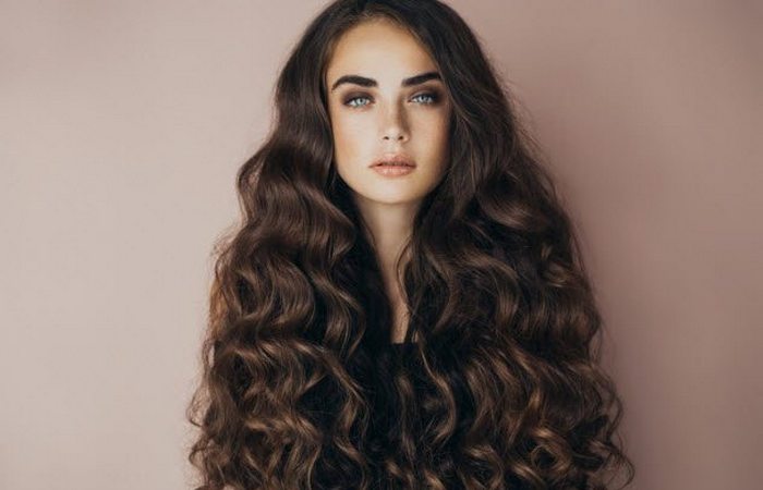 Модная тенденция: длинные волосы у женщин.