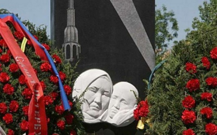 Памятник Токтогон в Бишкеке.