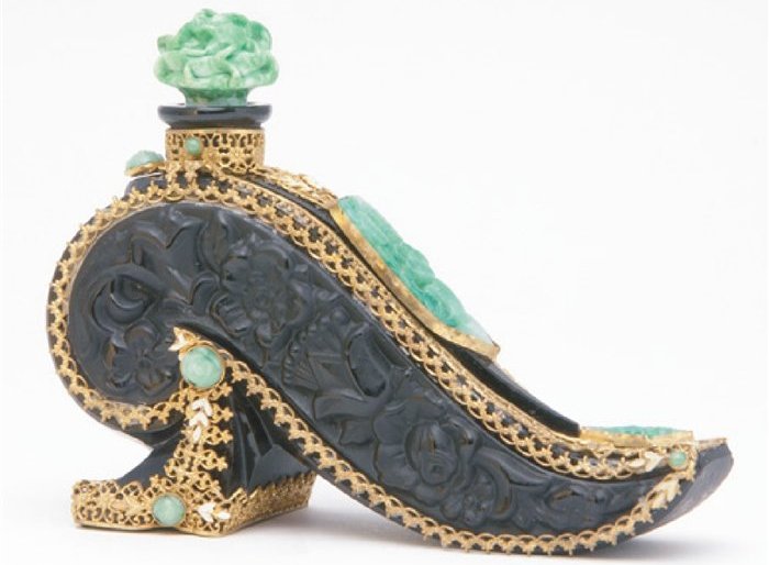 Флакон дизайна Генриха Гоффмана. Флакон дизайна Генриха Гоффмана.