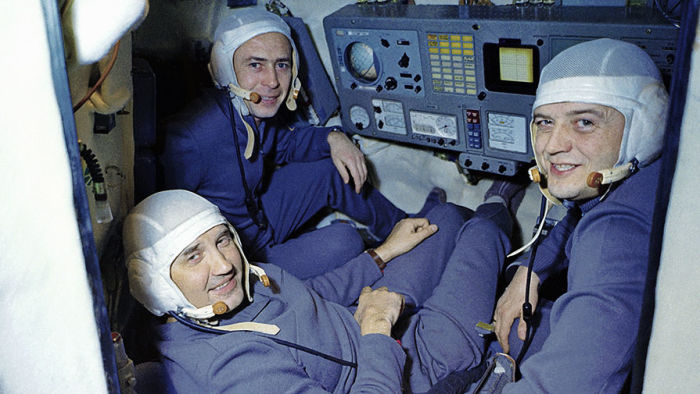 Экипаж космического корабля «Союз-11» в корабле-тренажере.