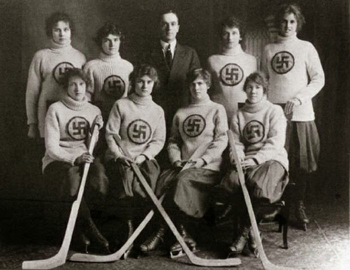 Женская хоккейная команда из Эдмонтона. 1916 год.