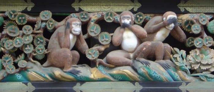 Три обезьяны в святыне Тосё-гу в Никко, Япония.