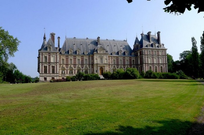 Один из замков во французской провинции.
