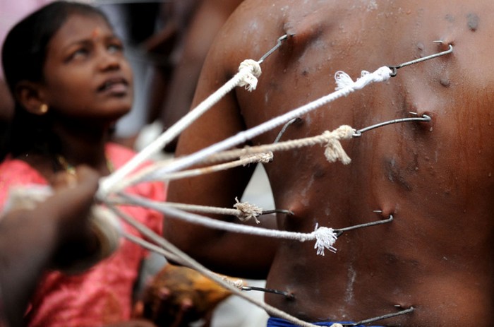 Индийские фестивали: тамил с крючками в спине. 6 августа. Фото Ишары Кодикара