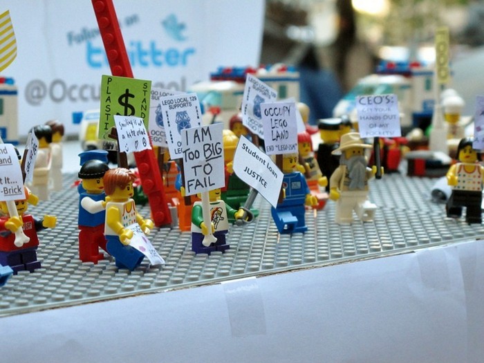 LEGO-человечки оккупировали Уолл-стрит