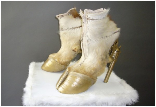 Необычная обувь Айрис Шниферштейн в золотистых тонах