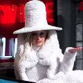 Леди Гага появилась перед фанатами в платье из кофейных фильтров