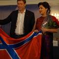 Анна Нетребко передала миллион донецкому оперному театру и снялась на фоне флага 