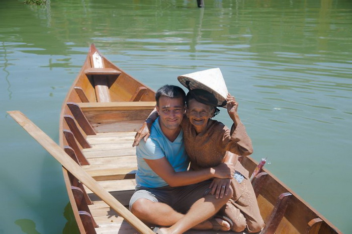 Лодка, подаренная жительнице Вьетнама