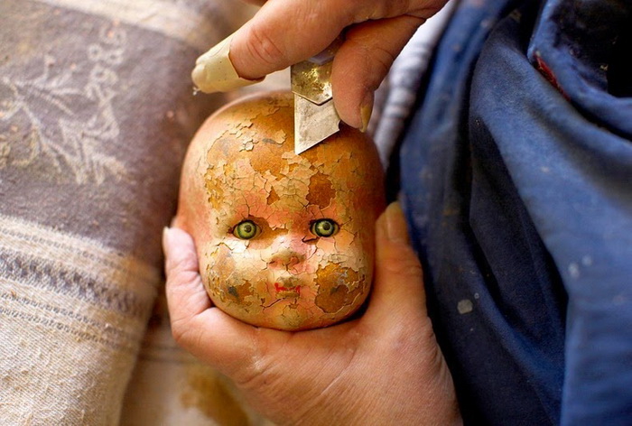 Специалисты ремонтируют антикварных кукол