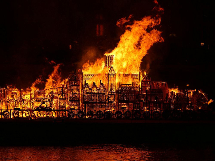 В Лондоне сожгли деревянный макет города