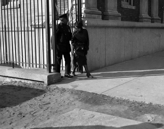 Ни тени раскаяния! Маргарет Кан покидает Риджвудскую тюрьму с улыбкой, 1932 год