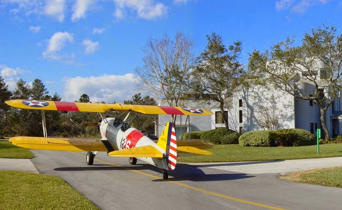 Самолеты на улицах Спрус Крик (штат Флорида, США)